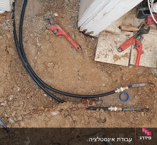 כלי עבודה וצינורות באתר עבודה של אינסטלטור